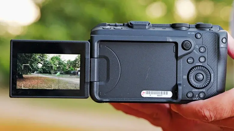 تصویر مفهومی بررسی Canon EOS R6 V؛ دوربین حرفه‌ای برای ولاگرها