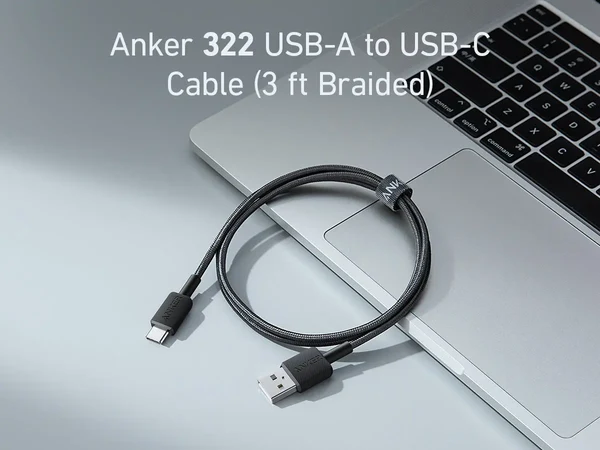 کابل Anker 322 USB-A to USB-C با روکش بافته‌شده در کنار لپ‌تاپ