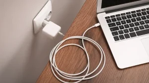 تصویر شاخص شارژ گوشی با شارژر لپ‌تاپ؛ آیا این کار ایمن است؟