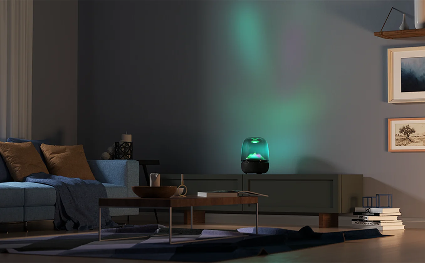 اسپیکر Harman Kardon Aura Studio 5 با نور سبز در فضای نشیمن