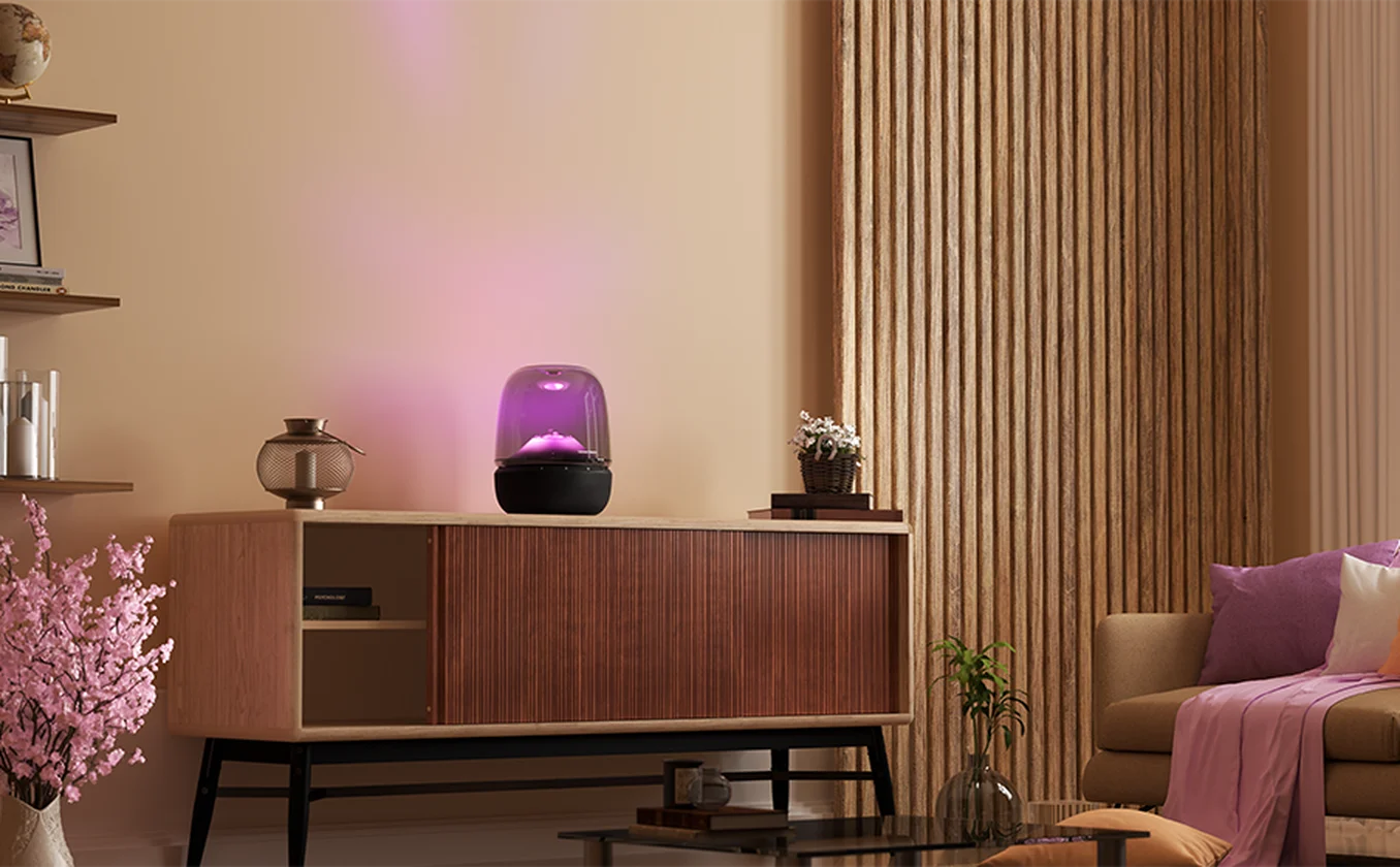 اسپیکر Harman Kardon Aura Studio 5 با نور صورتی در دکور خانه