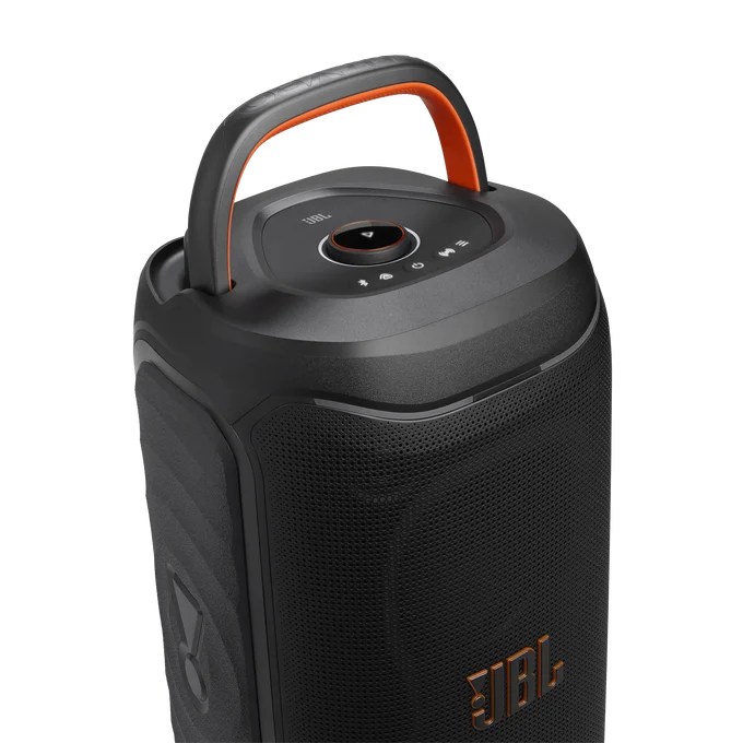 نمای سه‌رخ اسپیکر JBL PartyBox 130 مشکی با دسته حمل نارنجی و پنل کنترل بالایی